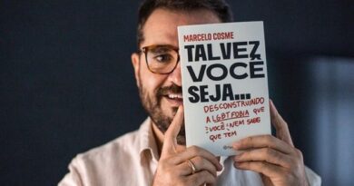 Jornalista Marcelo Cosme lança livro sobre homofobia em sessão de autógrafos no Rio de Janeiro